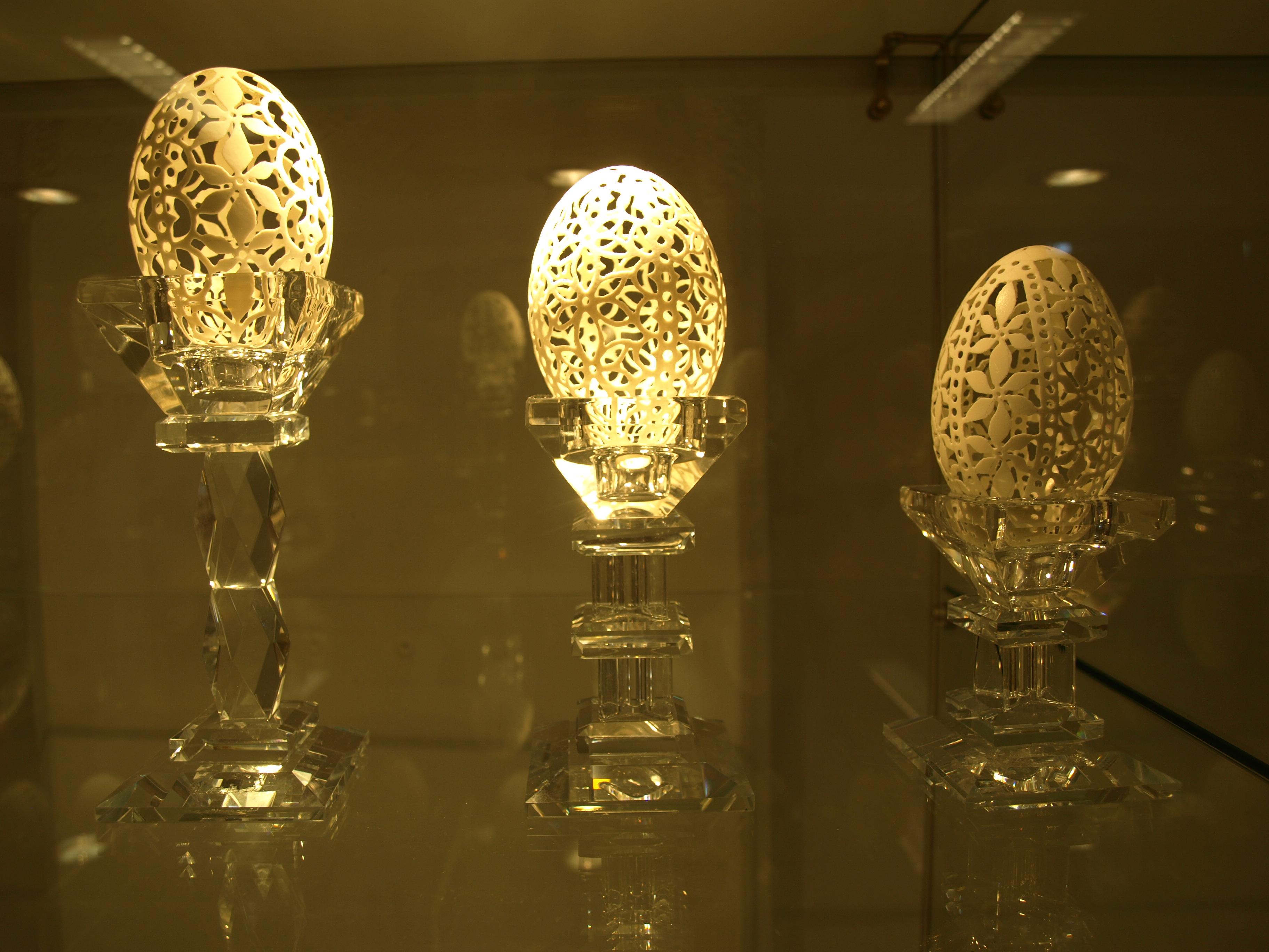  3 ausgestanzte Eier wei 